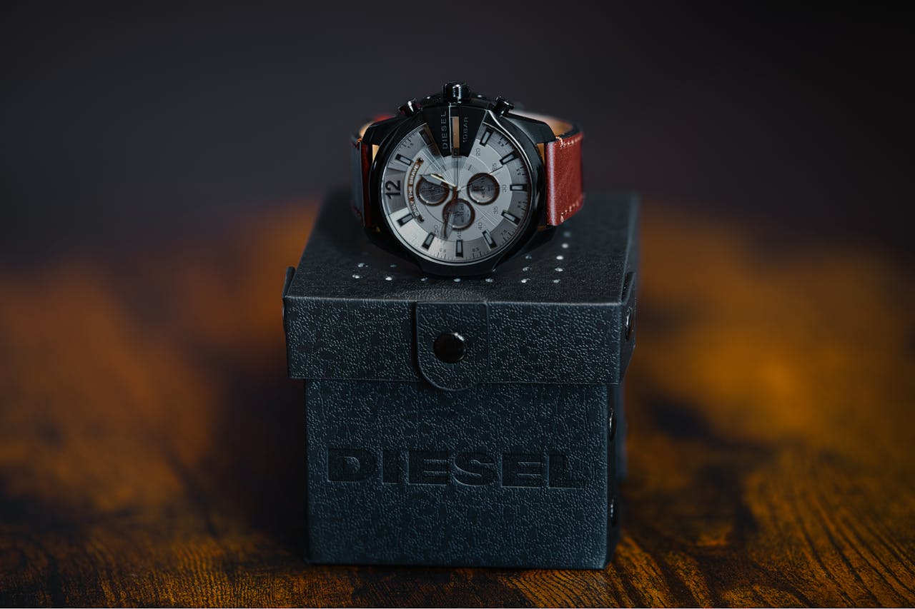 Artisan horloger travaillant avec précision sur une montre de luxe dans un atelier traditionnel suisse